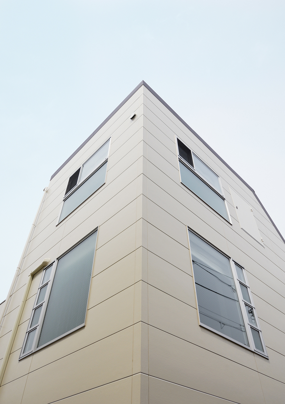 窓枠の中にさらに窓枠のある、シンプルに見えつつも動きのある外観