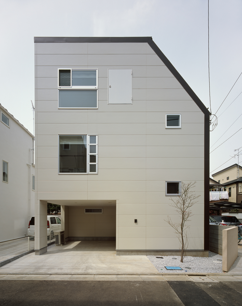 斜線制限の計算から編み出された傾斜が、デザインのひとつに感じる外観