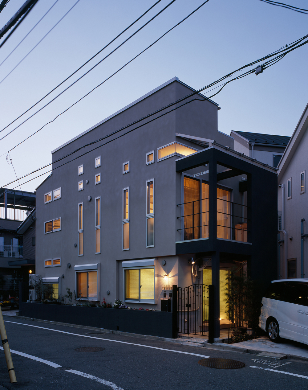 小さめの窓がたくさんある外観は、建物自体が照明器具のような佇まい