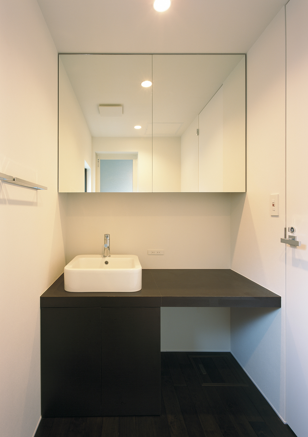 白黒でまとめた洗練された直線で統一された、センスのある洗面所