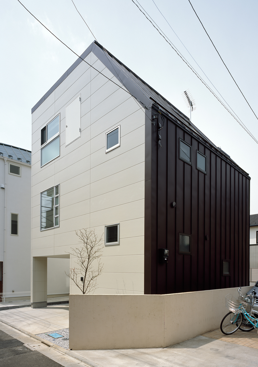 斜線制限を意匠として利用した、デザインバランスのよい外観