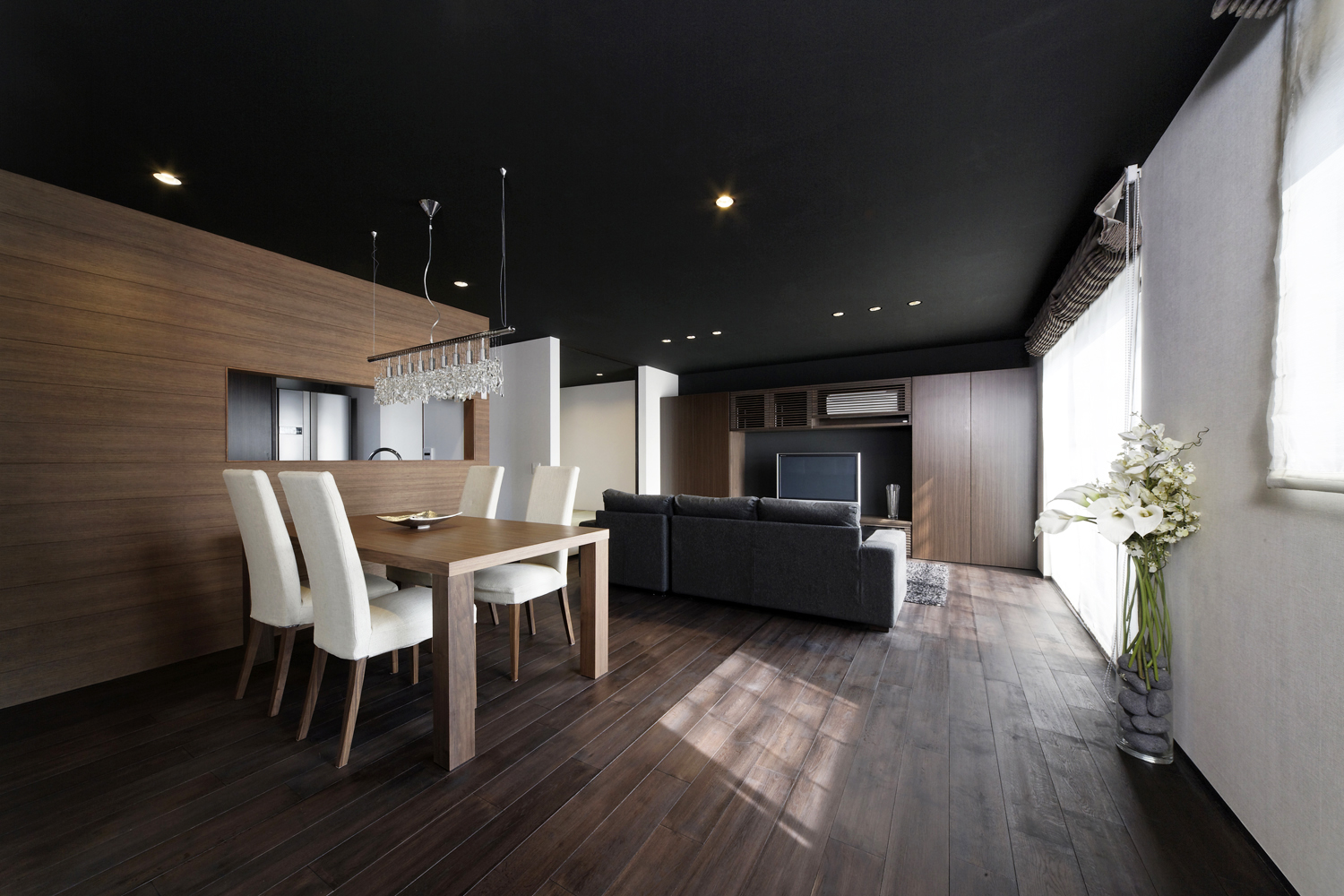 天井を黒と焦げ茶の木カラーが、シックでラグジュアリーな大人の佇まいのＬＤＫ