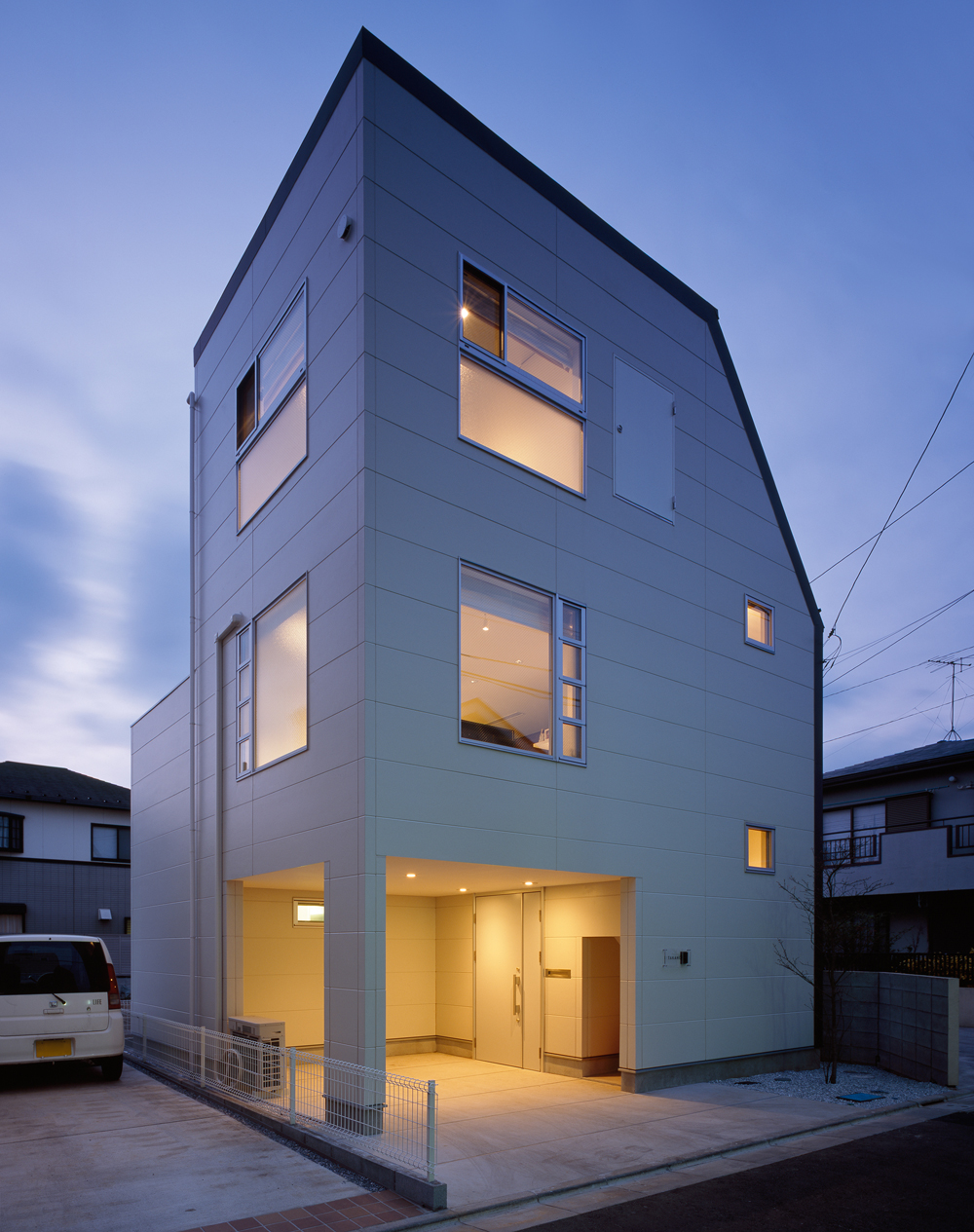 斜線制限と狭小敷地の条件をうまく利用した無駄のない外観