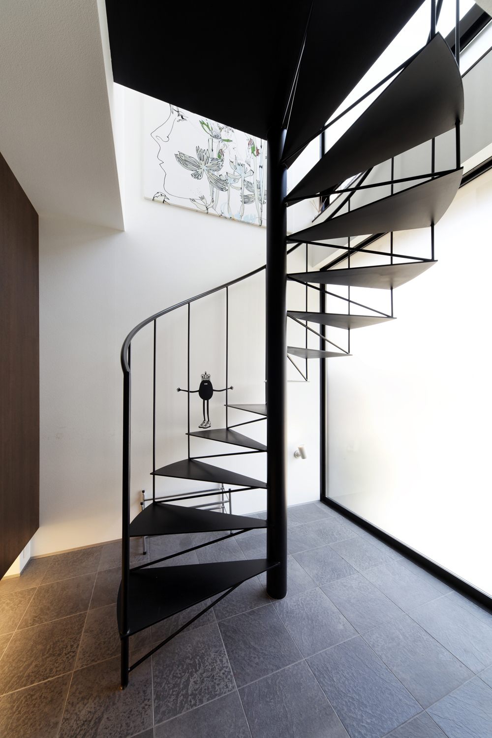 現代アートを扱う美術館のような、凛とした空気を漂わせる螺旋階段