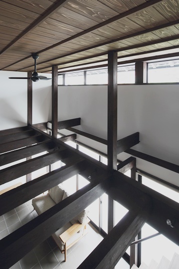 居間上部の吹抜