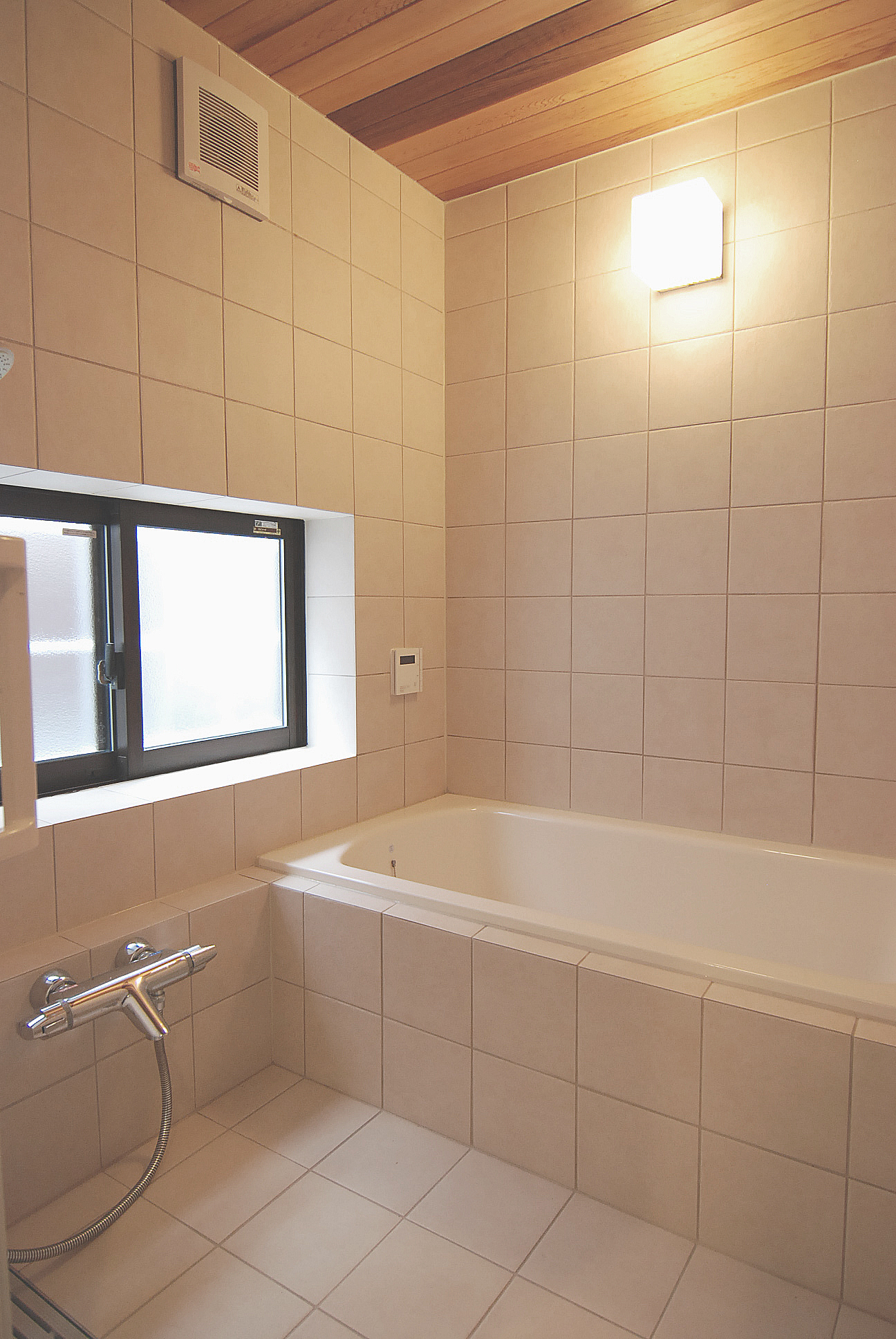 床にサーモタイルを使用した浴室