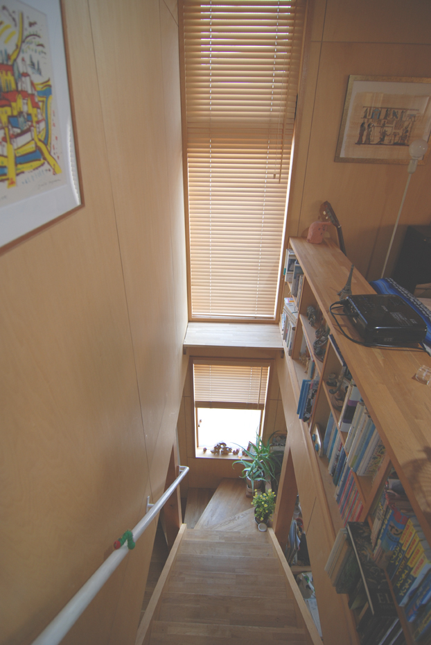 本棚のある階段