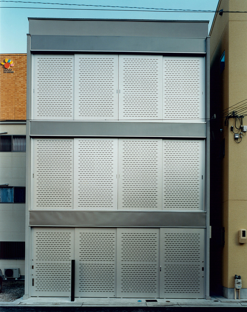 意匠性と防犯性を兼ね備えた、インパクトのあるアルミパンチング扉