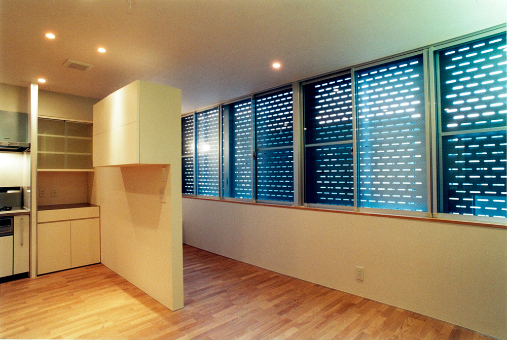 デザイン性と風を通す機能と両方を兼ね備えた、パンチングメタルの雨戸