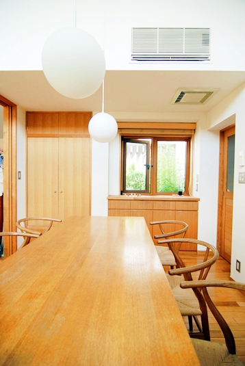 ダイニングより光井戸を見る