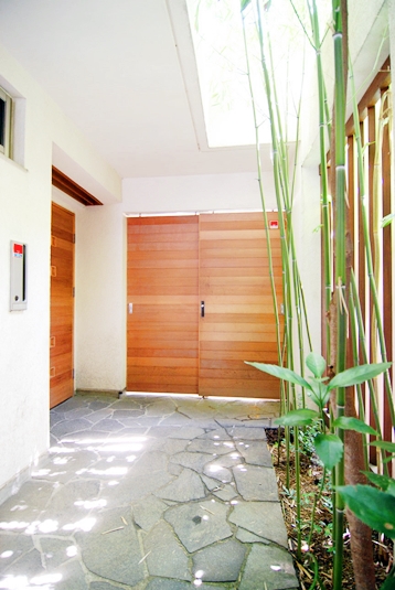 緑と光のアプローチ