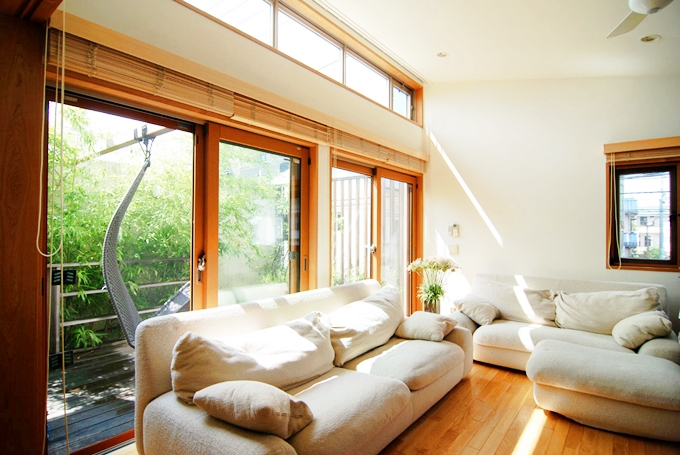 デッキテラスにつながるリビング