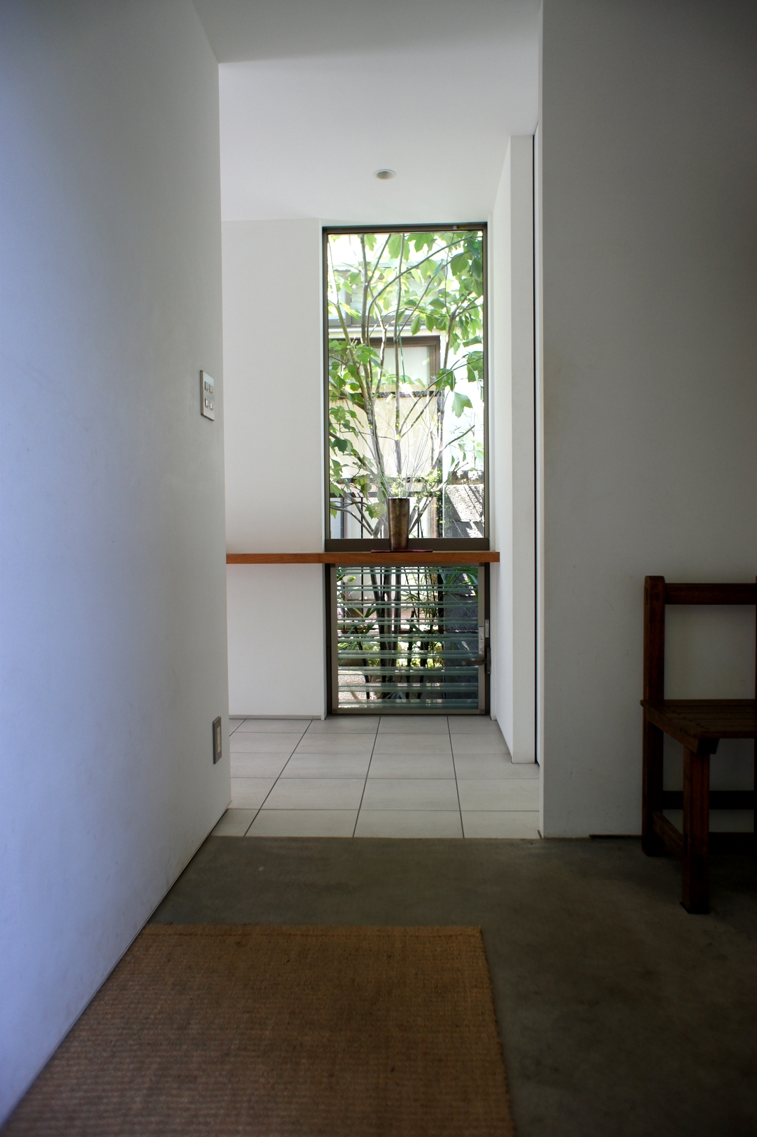 光の差し込む玄関