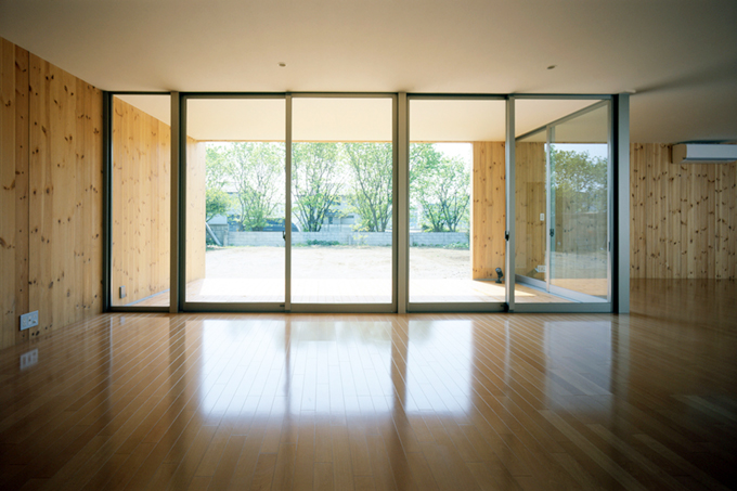 構造体の無垢の木質パネルを内装材としても利用