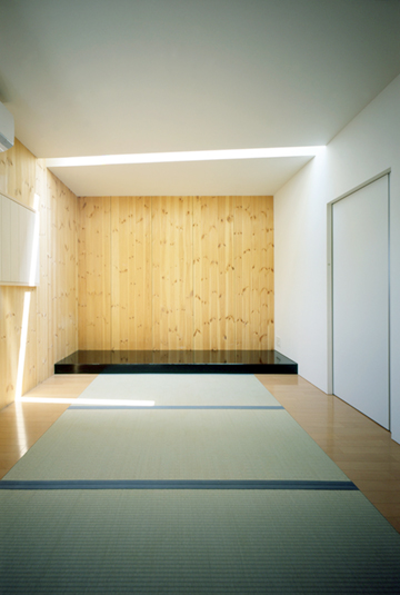 和室の上部にスリットのトップライト