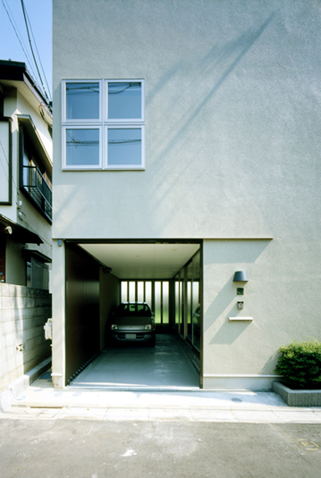 玄関を兼ねたビルトインガレージ