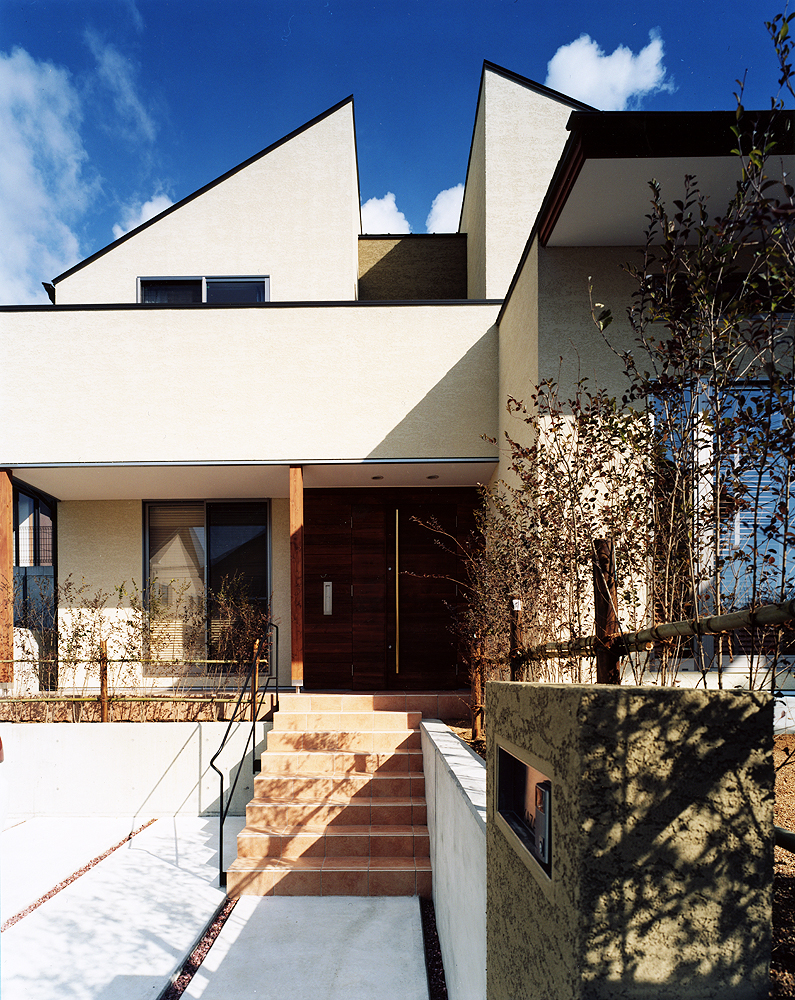 景色とのバランスがよい、半階上がったところにある玄関