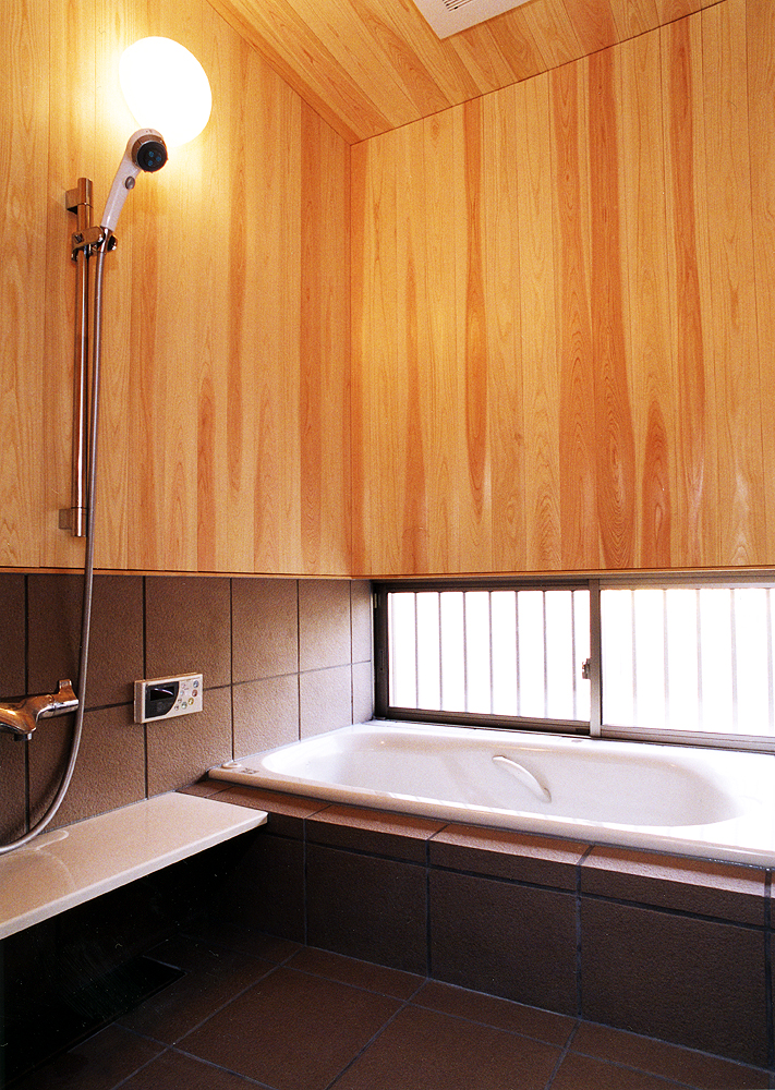 タイルと木をバランスよく配置した、換気も抜群な浴室