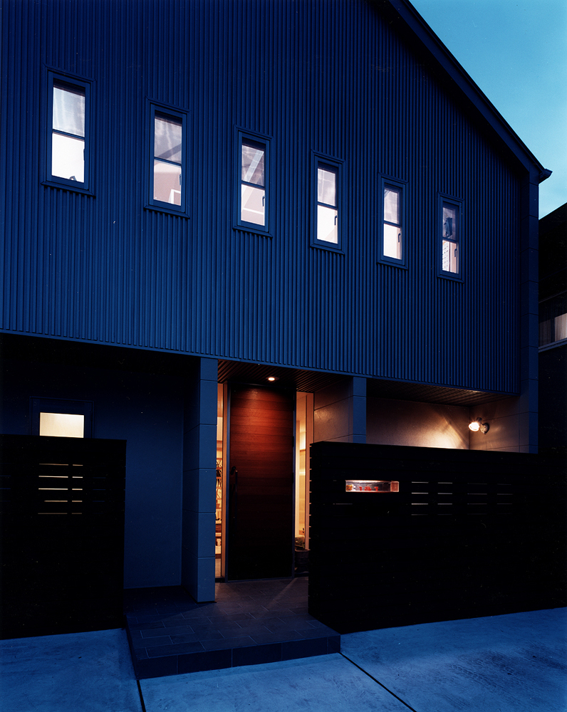 気持よい間隔で小窓から見える暖かい光が、オシャレな工場のように見える外観