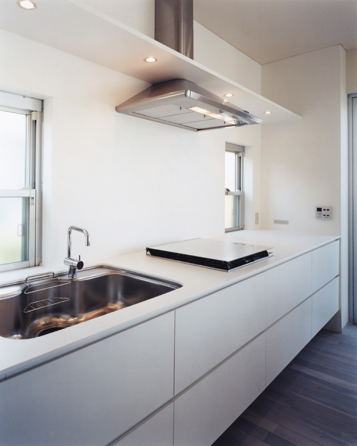 衛生的で広く使い勝手のよい、真っ白でフラットなキッチン