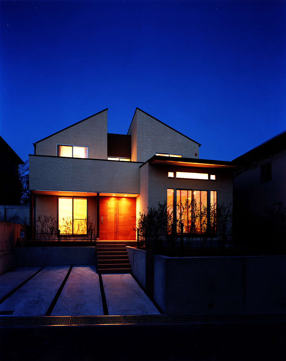 オレンジに輝く蛍のような、自然と調和のとれた夜の外観
