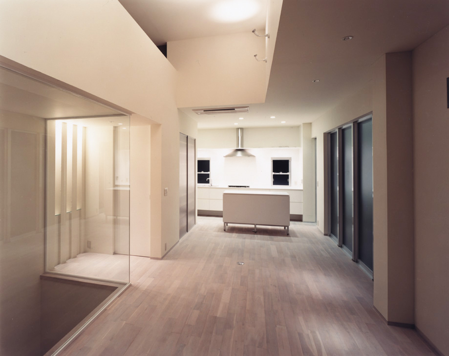 白染色仕上げのフローリングが、フレンチシンプルな大人のＬＤＫを演出している