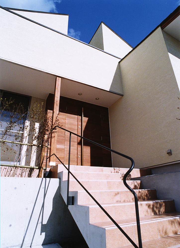 駐車場から玄関に向かう階段には、シンプルで遊びココロで満たされている手すりを