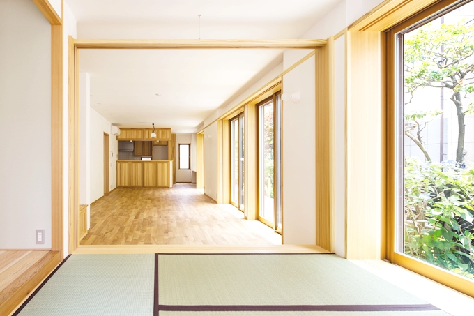 無垢の木と本漆喰と和紙張り