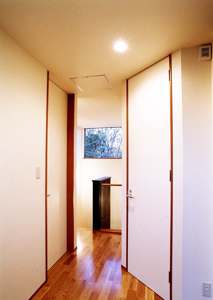 ホッと温かな気持ちになる、白壁に混ざる木の色合いが居心地がよい２階廊下