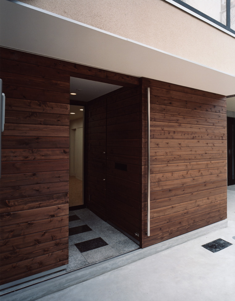 防犯も兼ねた、ファサードの木目が美しい大胆で大きな扉
