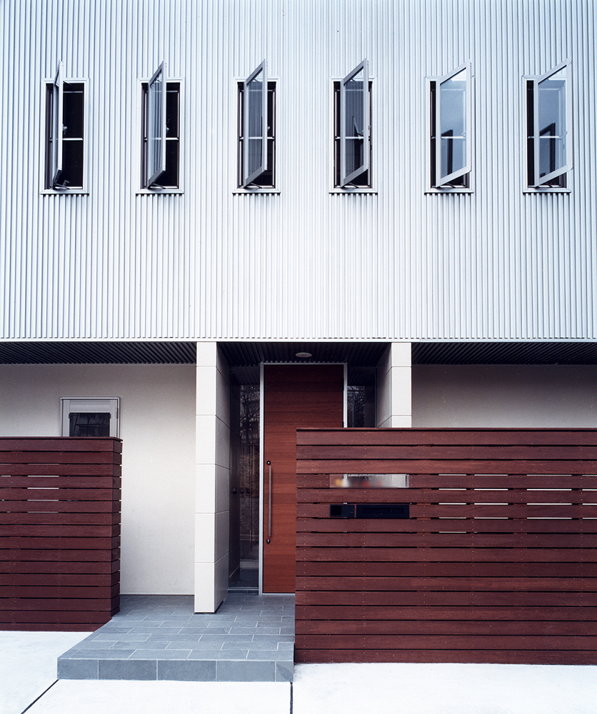 素材や木の塗装にもこだわった、センスが輝くカジュアルな外観