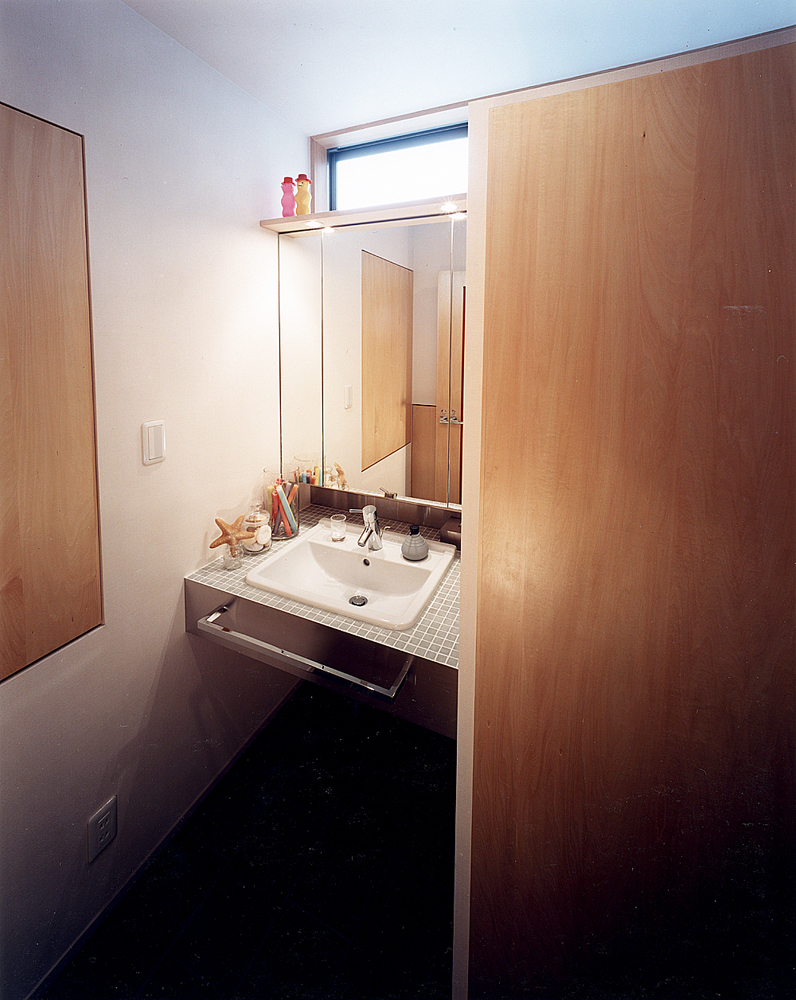 壁面を有効的に利用した、コンパクトな洗面台