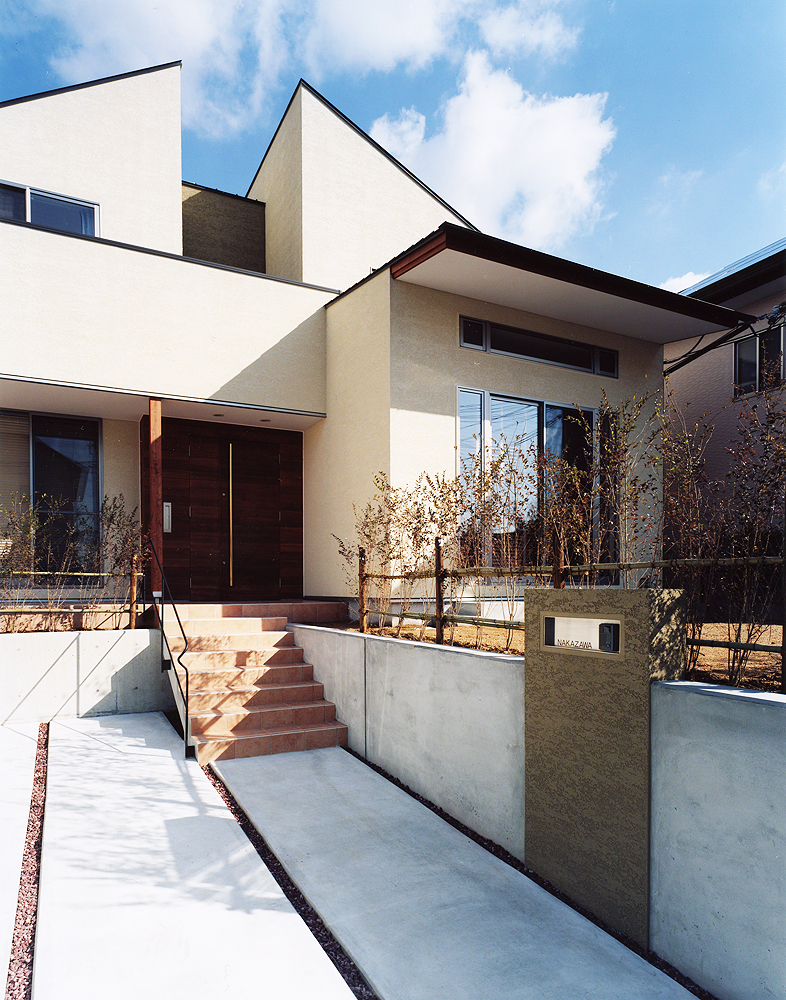 外壁を兼ねた、半階分上がったところに作られた広々とした庭