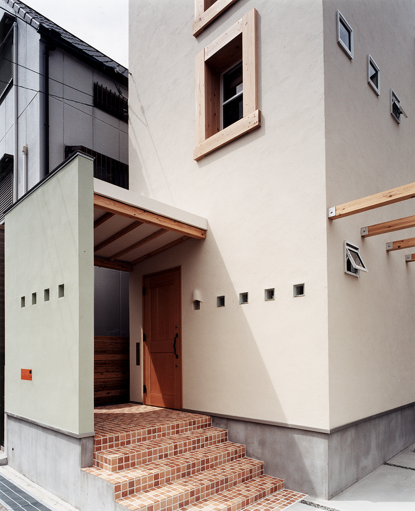 デザインされた太めの窓枠が個性を醸し出している外観