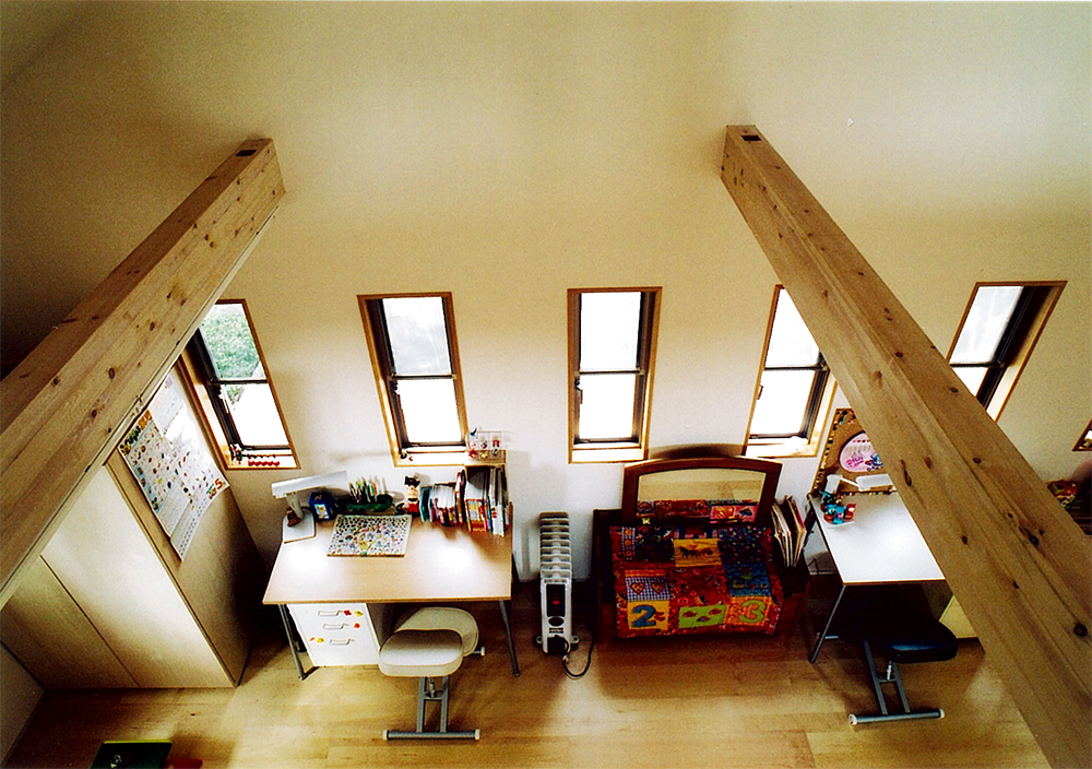 光・風を最大限に活用するための、等間隔に設けた縦長の窓