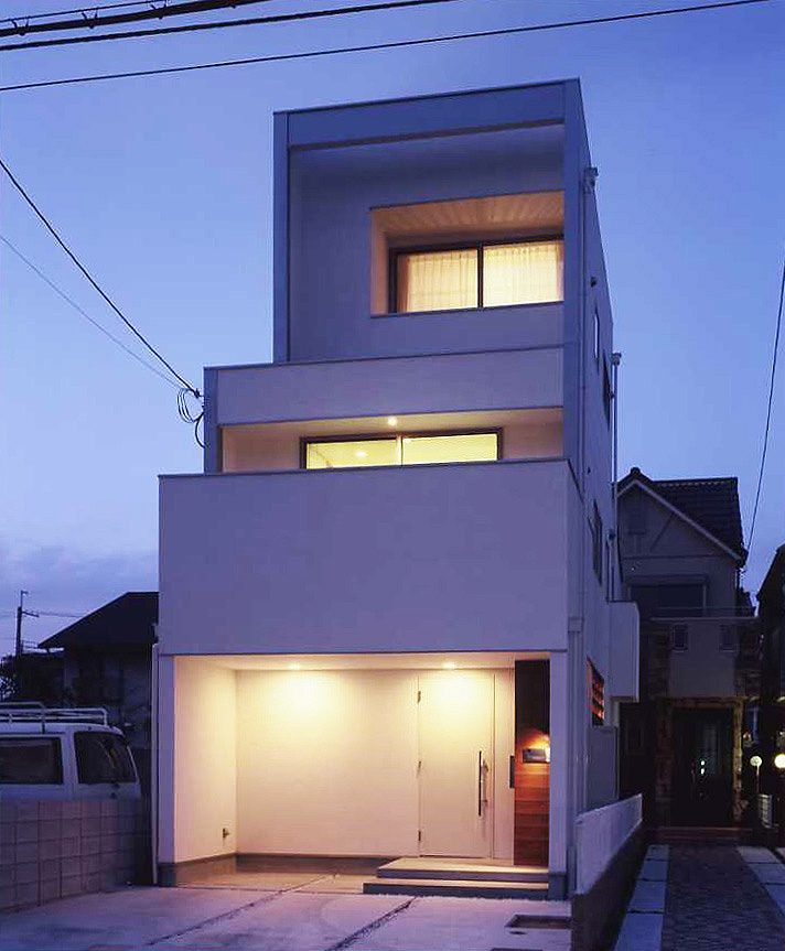 段差のある箱のような、庇を外観にうまく取り入れたシンプルな外観