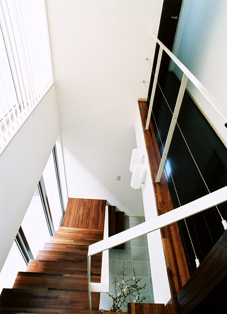 玄関から２階に四季を感じる空気を運んでくれる、吹き抜けのある階段