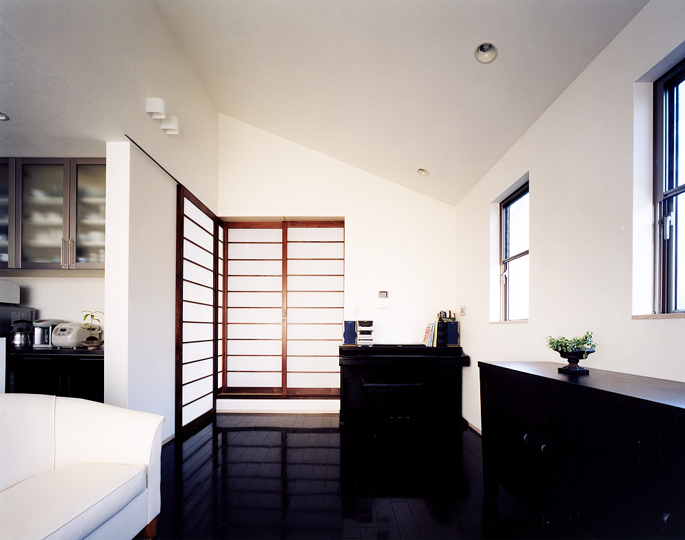 和モダンな障子が、黒いフローリングとピアノにマッチしている空間