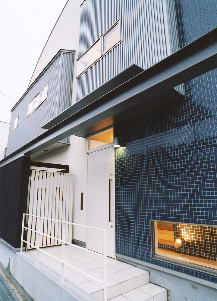 青いタイル壁が、浴室のような清潔感を感じる外観