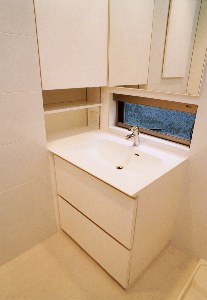 角をうまく利用した、コンパクトながらも収納力のある洗面所