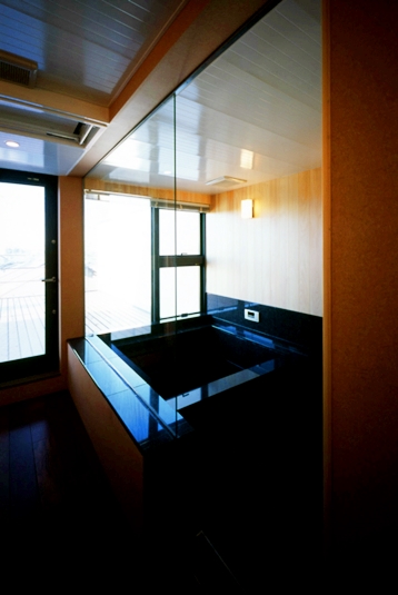 テラス越しに富士山を眺めるお風呂