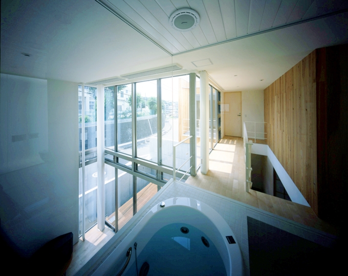 家の内外が見渡せる2階の浴室