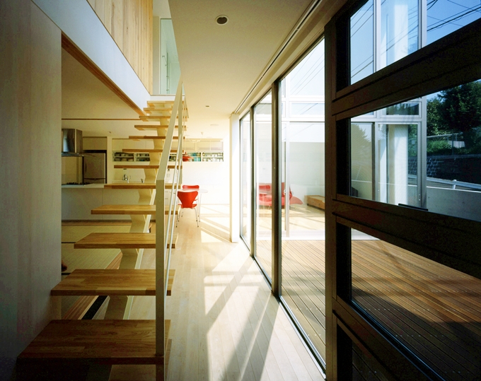 玄関ホールから見えるテラスとリビング