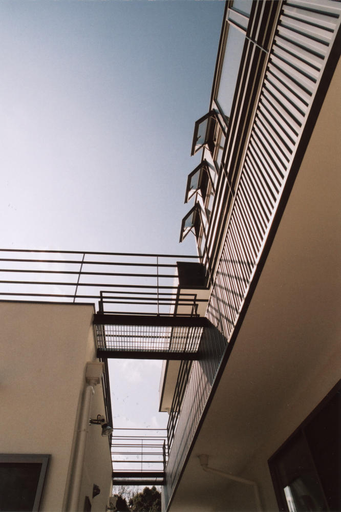 爽快な風を室内に運ぶ、空を反射させ規則正しく並ぶ突き出し窓