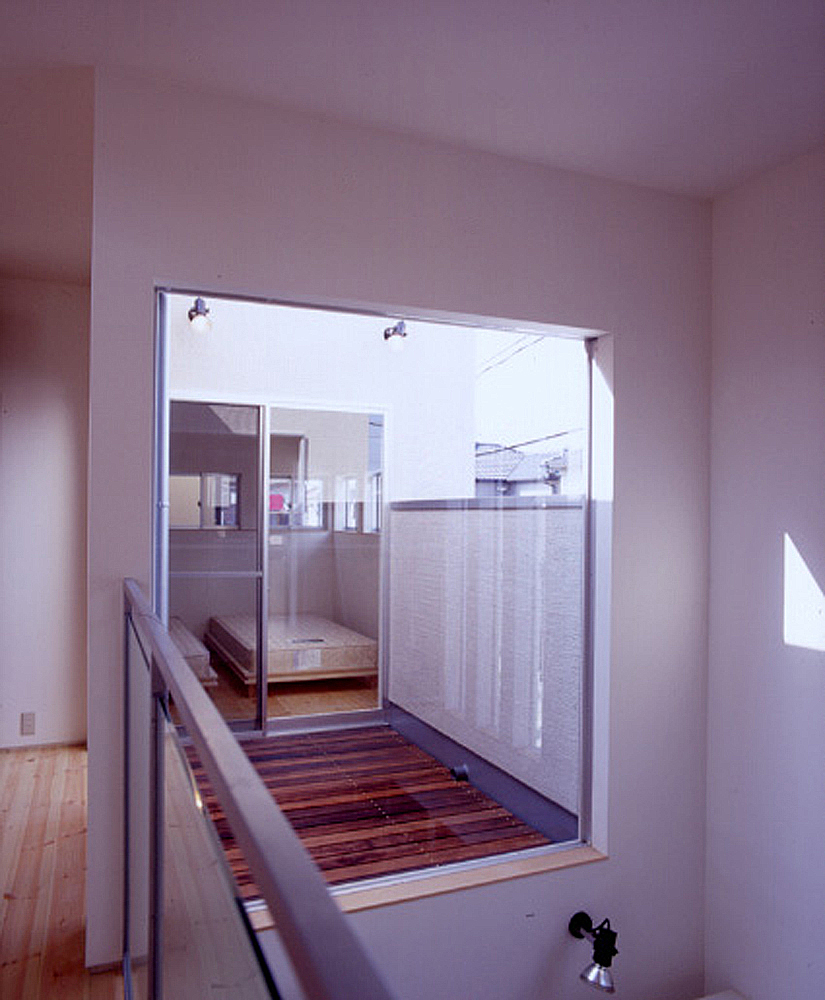 コの字型のウッドテラスは、想像以上に光のマジックを見せてくれる