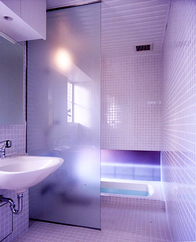 床壁タイルを統一し、浴槽を埋込みタイプにした明るく爽やかな浴室