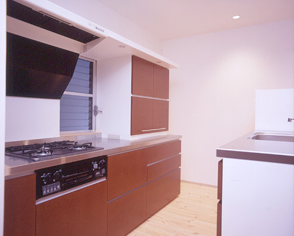 シンクとガスコンロを分けた、収納力のある作業効率のよいキッチン