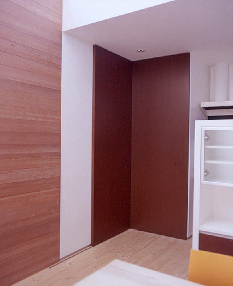 引き戸同士を閉じた際に一つのデザインに変化する、計算された引き戸