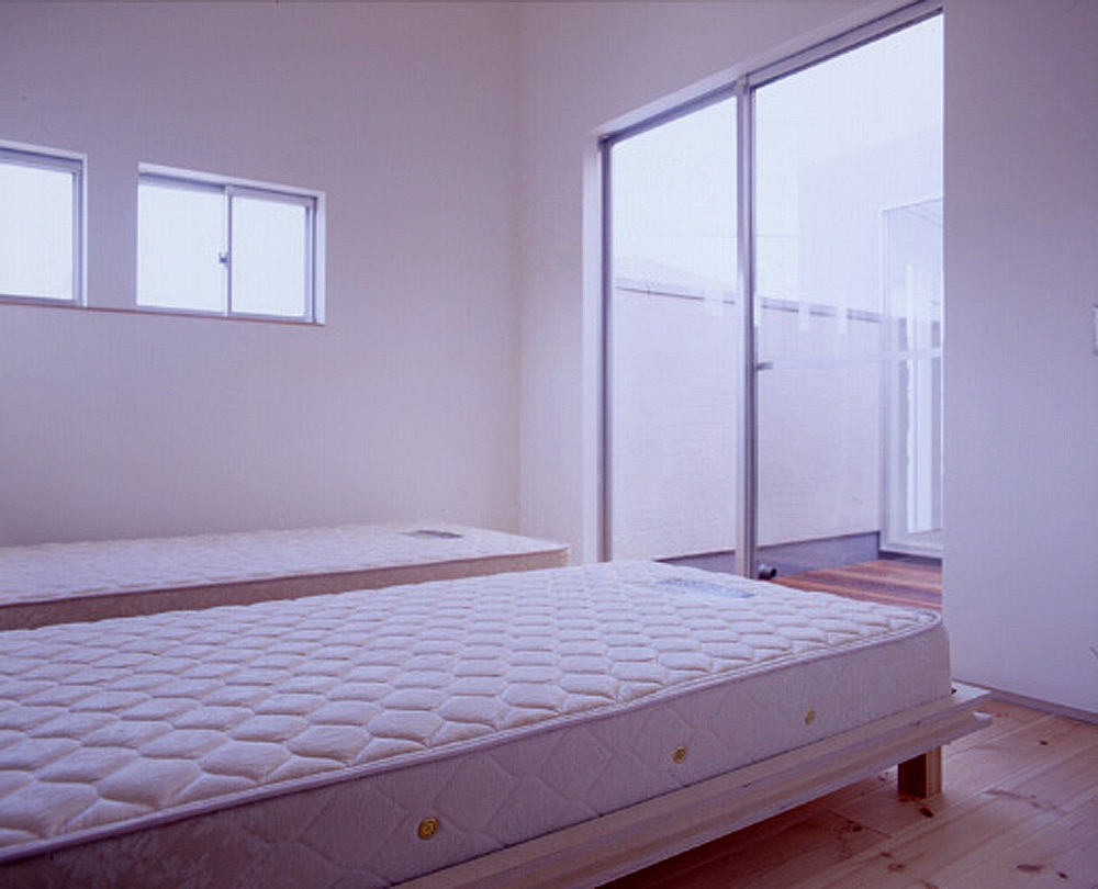 小窓からは優しい光、テラスからは燦々と入る太陽の光が、極上の睡眠をもたらす寝室