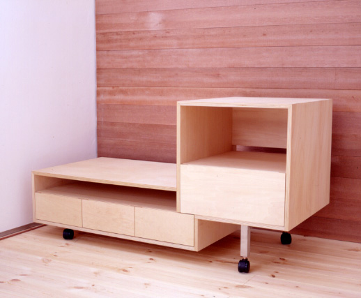 テレビボードを個性的にアレンジした、可動式の造作家具